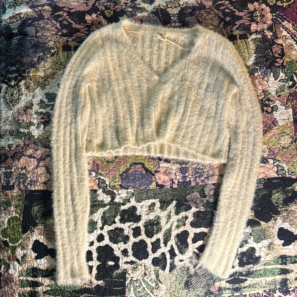 Women's UO Cropped Cream Sweater